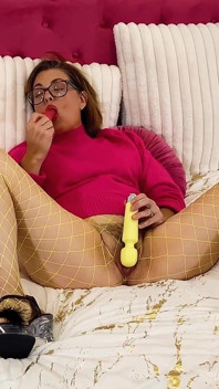 Dziwka gospodyni zostaje przyłapana na patrzenia na mag porno i ukarana