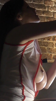 大きな胸で大きな尻、熱くてセクシーで欲求不満な看護師が美しい開いた胸と体に大量の精液を浴びせる