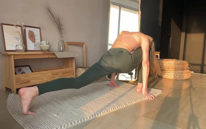 Skinny_lady69: Giantess in leggings camel toe