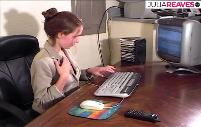 Deutscher Sex Report: Horny babe fingers her pussy on the desk