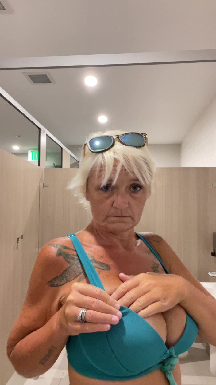 Greek Goddess Steph: A trebuit să mă piș, dar am început mai întâi să mă...
