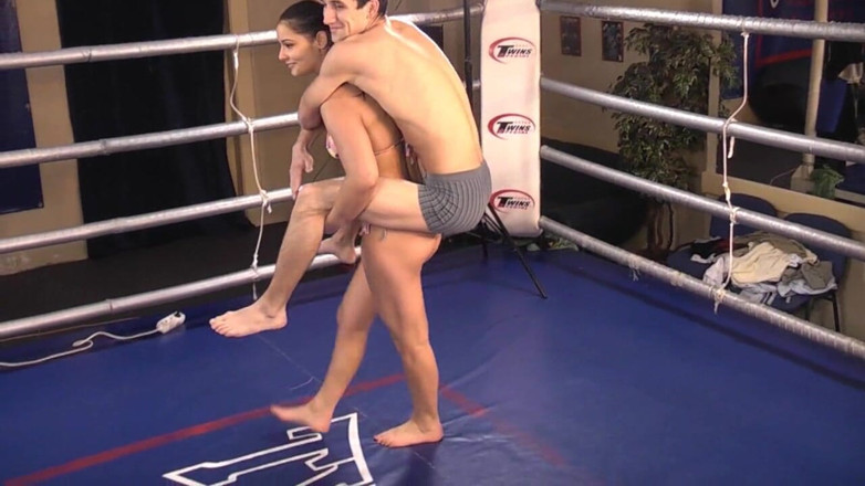 European Lift and Carry Club: Skinny dude and sexy babe in the ring