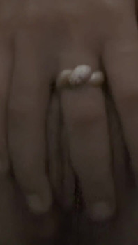 渴望的女孩在办公室自慰