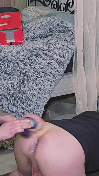 Tatianal, svými obrovskými prsy, ničí zadek submisivního chlapa obřím robertkem.