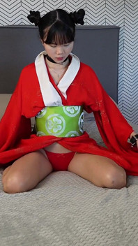 Kimono'daki sevimli Asyalı kız için zevk zamanı - amcık yalama ve parmaklama