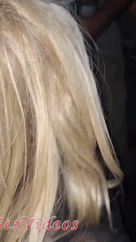Un mari prend sa femme salope dans un cinéma porno et les hommes la quittent avec son visage et sa bouche bien couverts de sperme