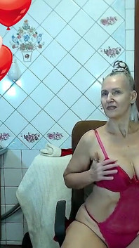 Cơ thể khỏa thân hấp dẫn của một bà già vui vẻ