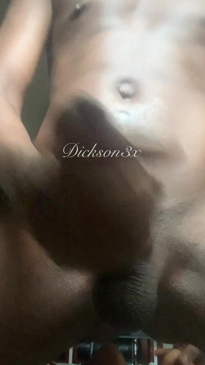 Dickass3x: Mr Dickson3x da solo si masturba con il suo grosso...