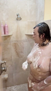 Che ne dici di una buona ragazzina vecchia durante la doccia video?