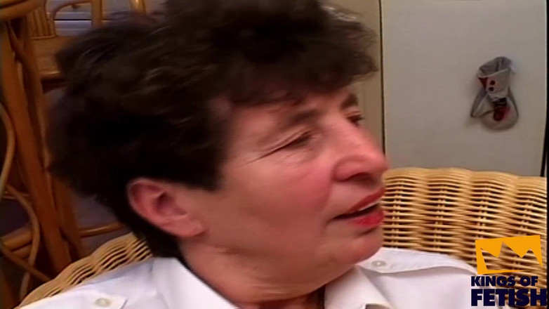 Fixed on Mature: Бабуся з коротким волоссям вставляє іграшку в її волохату піхву, перш ніж татуйований хлопець трахає її