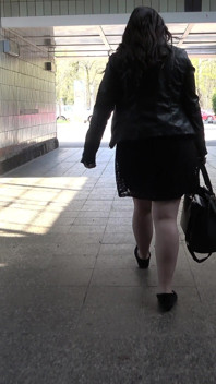 Curvei germane grase îi place să se pișe în public