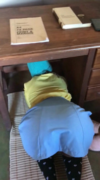 Senhora gostosa sexy ficou presa debaixo da mesa