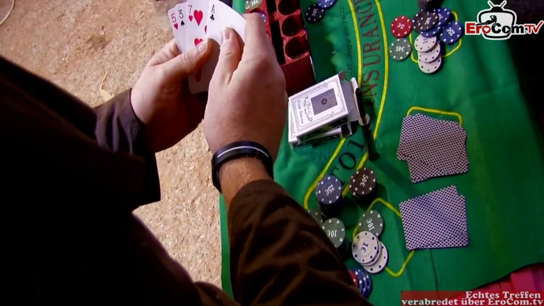 EroCom: Permainan poker berakhir dengan seks panas untuk Latina pancutan mani