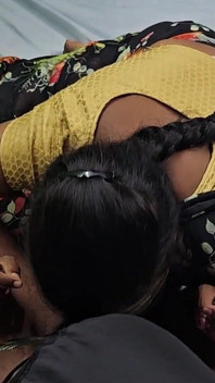 Une femme au foyer tamoule timide taille une pipe torride à l’ami de son mari