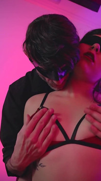 Privare i sensi della bellissima nerd, i tocchi dominanti e sensuali