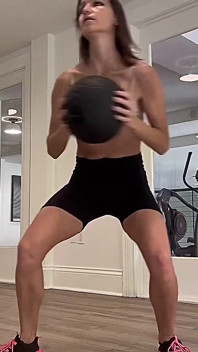 Skinny fit gym flicka visar dig sina muskler och tränar