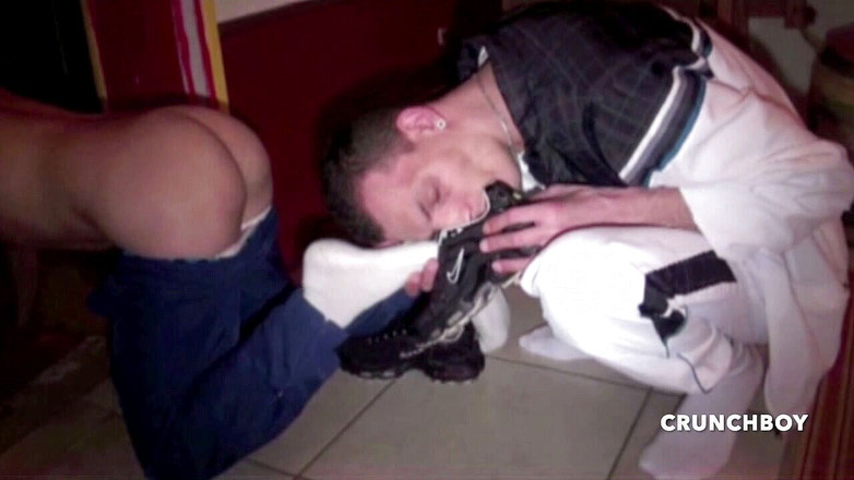 Sneaker gay: ふしだらな女はジョギングでbadboyの足とスニーカーに服従しました