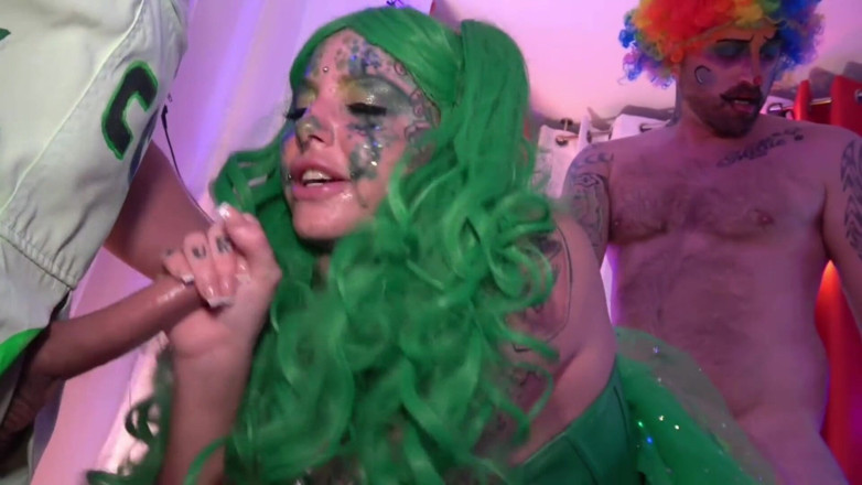 Yourfavecumslut: Hardcore clown fuckfest termina com duplo boquete facial!