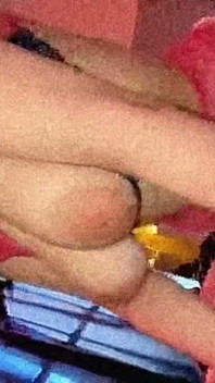 完璧な体と大きな胸を持つ美しい胸のティーンが大きなペニスに激しく乗って、複数回オーガズムを迎える