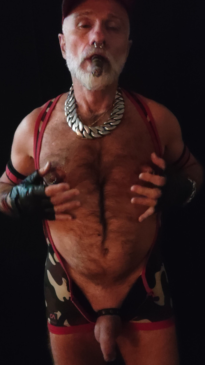 MusclesCigarsFFPig: Bröstvårt muping medan du röker gar