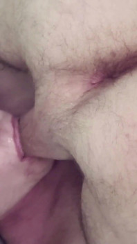 La moglie gelosa ha fatto trapelare il video casalingo del marito in cui scopa nella bocca di uno studente. Mangiare sperma