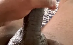 Grote zwarte lul melkt sperma zodat vrouwtjes kunnen eten