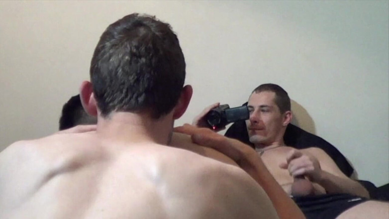 AMATOR BAREBACK FRENCH STUDIO: 펫 아침 식사 때 두 자지 빨아주기