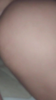 妻がとても激しくドギースタイルで膣に犯される!私はそれを共有しましたが、彼女自身が私の友人のチンコを挿入するのが好きです