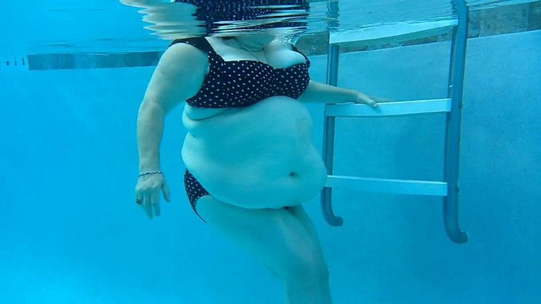 BBW nurse Vicki adventures with friends: ぽっちゃり系看護師ヴィッキーが水中カメラでプールでエクササイズする様子を見る See My