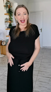 Heiße vollbusige MILf neckt in schwarzen strümpfen und High Heels Schuhen und macht blowjob