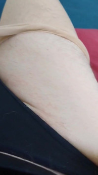 면도한 작은 클리토리스 Sissygasm 귀여운 팬티, 스타킹과 스커트