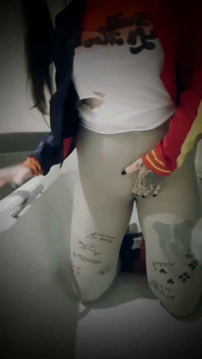 Yourfavecumslut: 욕조에서 오줌 싸는 할리 퀸