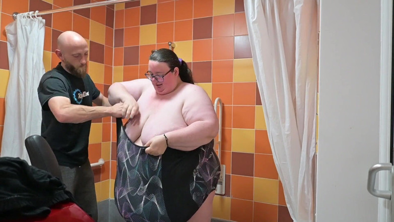 SSBBW Hunter: SSBBW kommt in enge badebekleidung
