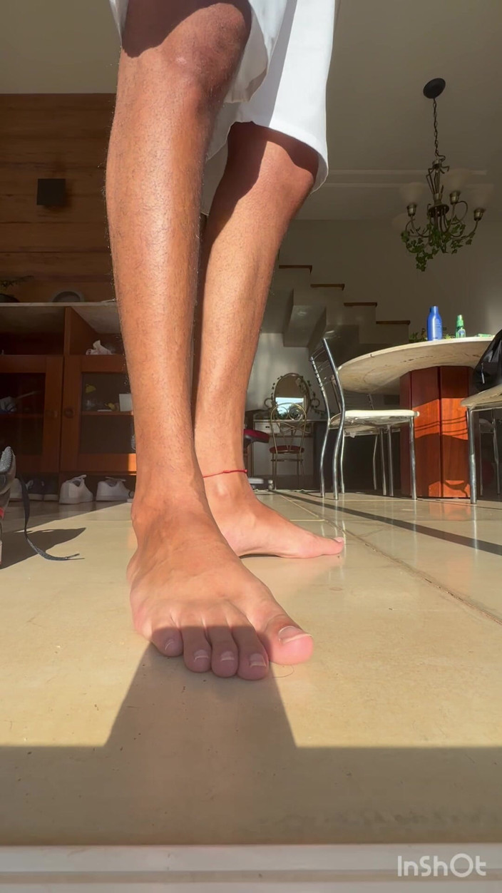 Boy feet: Miroase adânc în acest moment