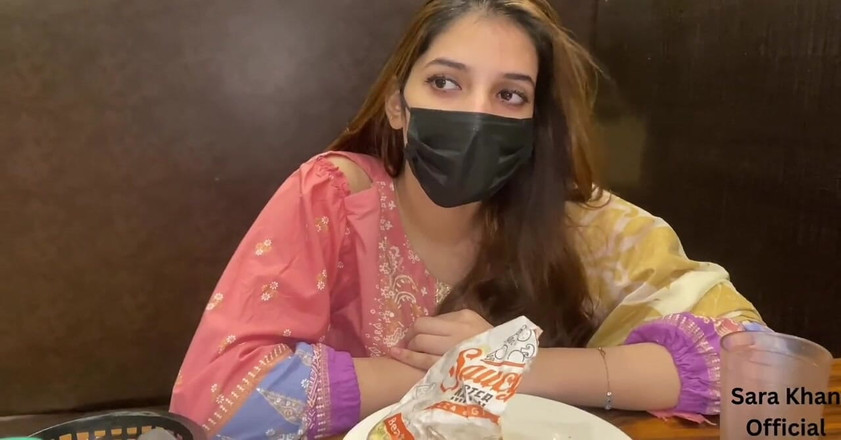 Sarakhan: Tinder'da sevimli bir adamla tanışıyorum ve harika bir gece geçirdik