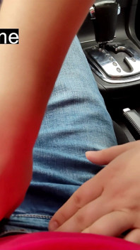 Hermanastra le da a su hermanastro su primera mamada en el coche en primer plano