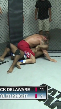 Malá blonďatá teenagerka dostane výstřik na obličej do ringu