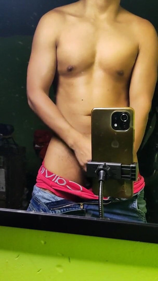 Hornyboy2058: 나는 그에게 메시지로 맛있는 엉덩이의 사진을 보내고, 그는 자위