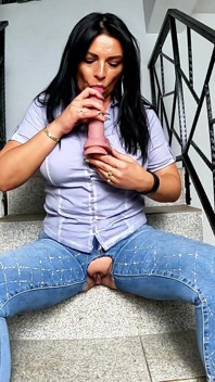 Krocze błyszczące dżinsy JOI. Dildo Ride, siusiu i nasączony dżins