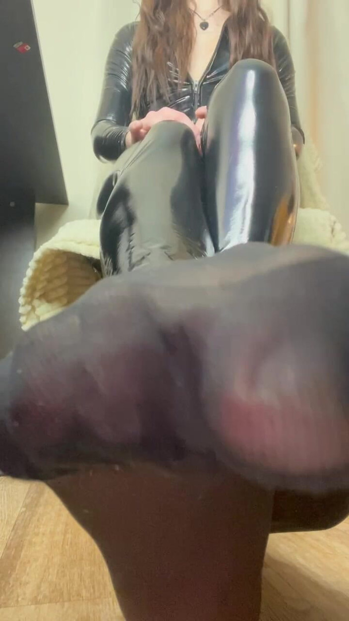 Skinny_lady69: Oczyść moje nylonowe podeszwy