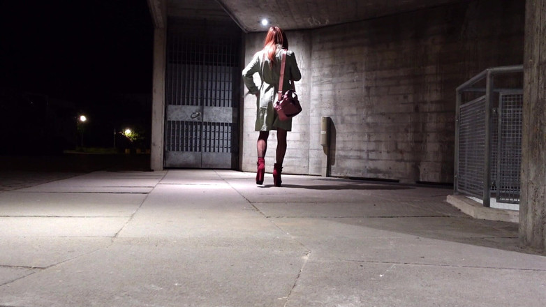 Loreley add: Crossdresser在户外戴着他的阴茎笼子和吊带服