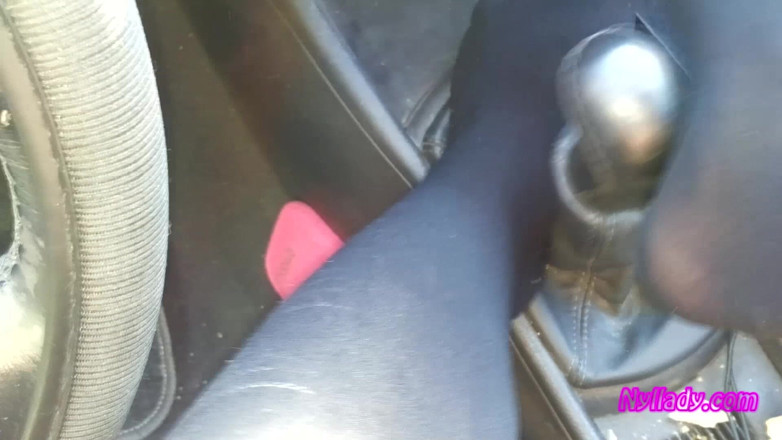 Nyllady: Nyllady conduit et exhibe son bravo dans des bottes à talons...