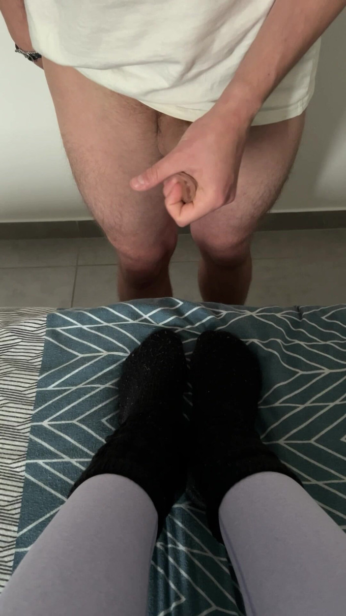 Frenchsockjob: スポーツの後...私の黒いスラウチソックスが彼の目を引いた
