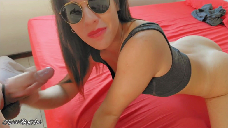 April BigAss: トレーニングから帰ってきて、継父が私のお尻と口をファックする