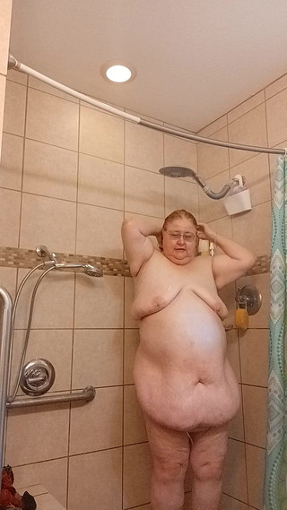 BBW nurse Vicki adventures with friends: Celá zpocená sestřička Vicki potřebuje sprchu