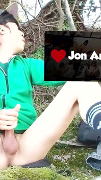 Jon Arteen. Twink Honění Venku v přírodě končí frustrující zničený orgasmus. Sólo škádlení, dlouhé budování, ztráta kontroly
