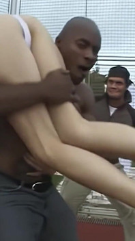 La 19enne bionda del college fa un pompino di gruppo e gangbang con bbc