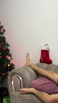 Nachdem ich den Weihnachtsbaum aufgestellt hatte, packte meine verdammte Stiefschwester meine Eier und steckte sie in ihren Mund, wir hatten Sex.