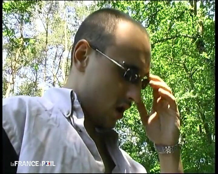 French Family Secrets: 年轻的红发荡妇走在树林里，喜欢在草地里被狠操！