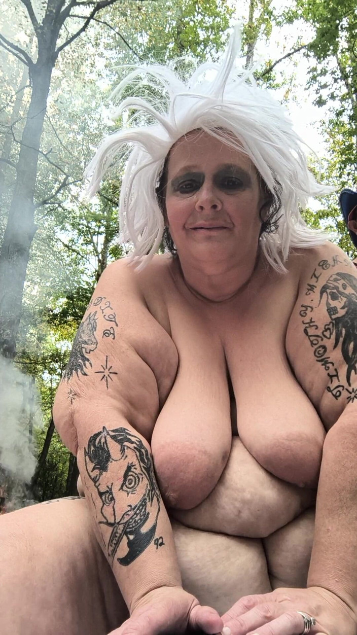 HerculesnVENUS: おばあちゃんの若い男ウッズは、他の誰にもできないように後ろから卑劣にファックし、特に小さなペニスのおじいちゃんをすることができます